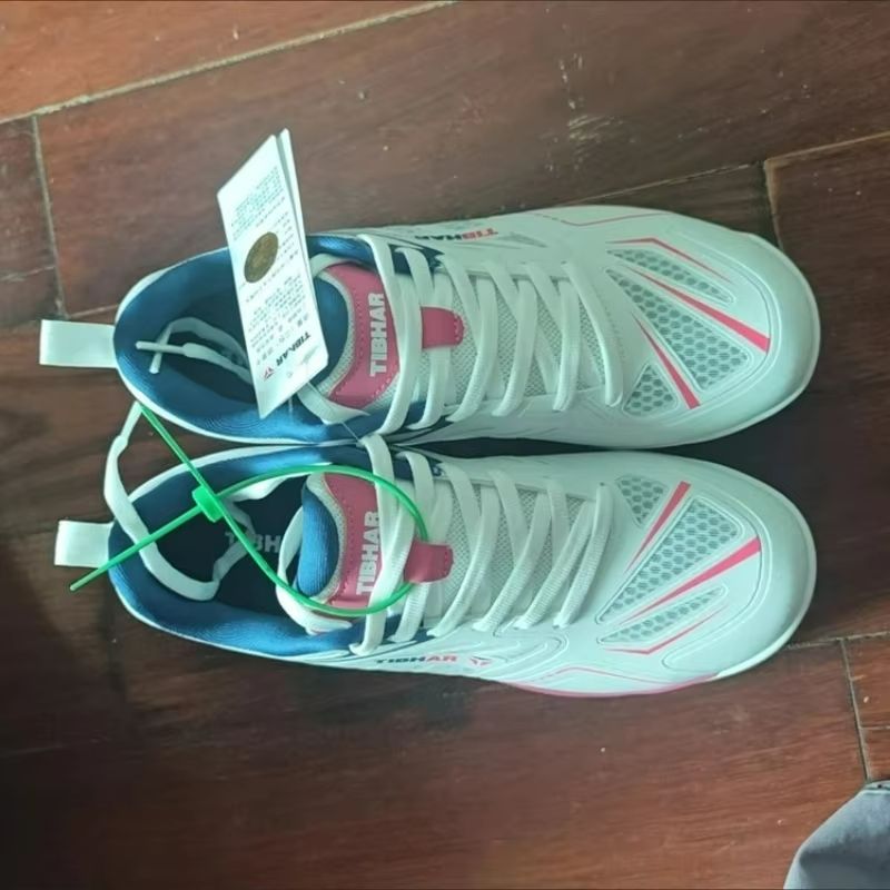 أحذية تنس الطاولة من العلامة ا - مراجعة Badminton Shoes Men وسعره